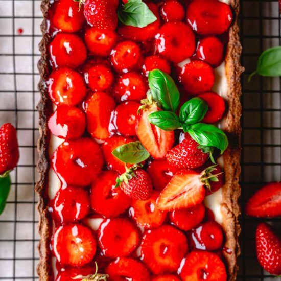 Baisertorte mit Erdbeeren und Sauerrahm - Ina Isst