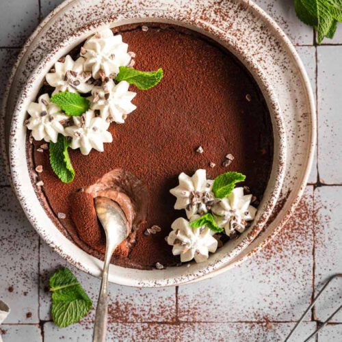 Schokoladenpudding mit Pfefferminze und Kakaonibs