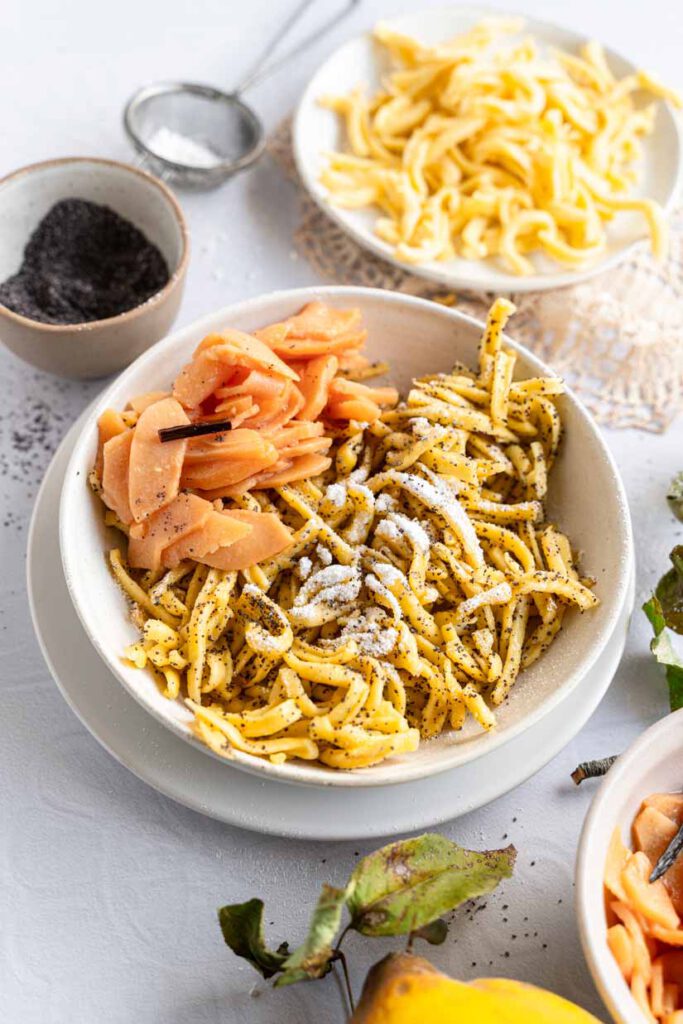 Süße Mohn-Spätzle mit Quittenkompott - Ina Isst