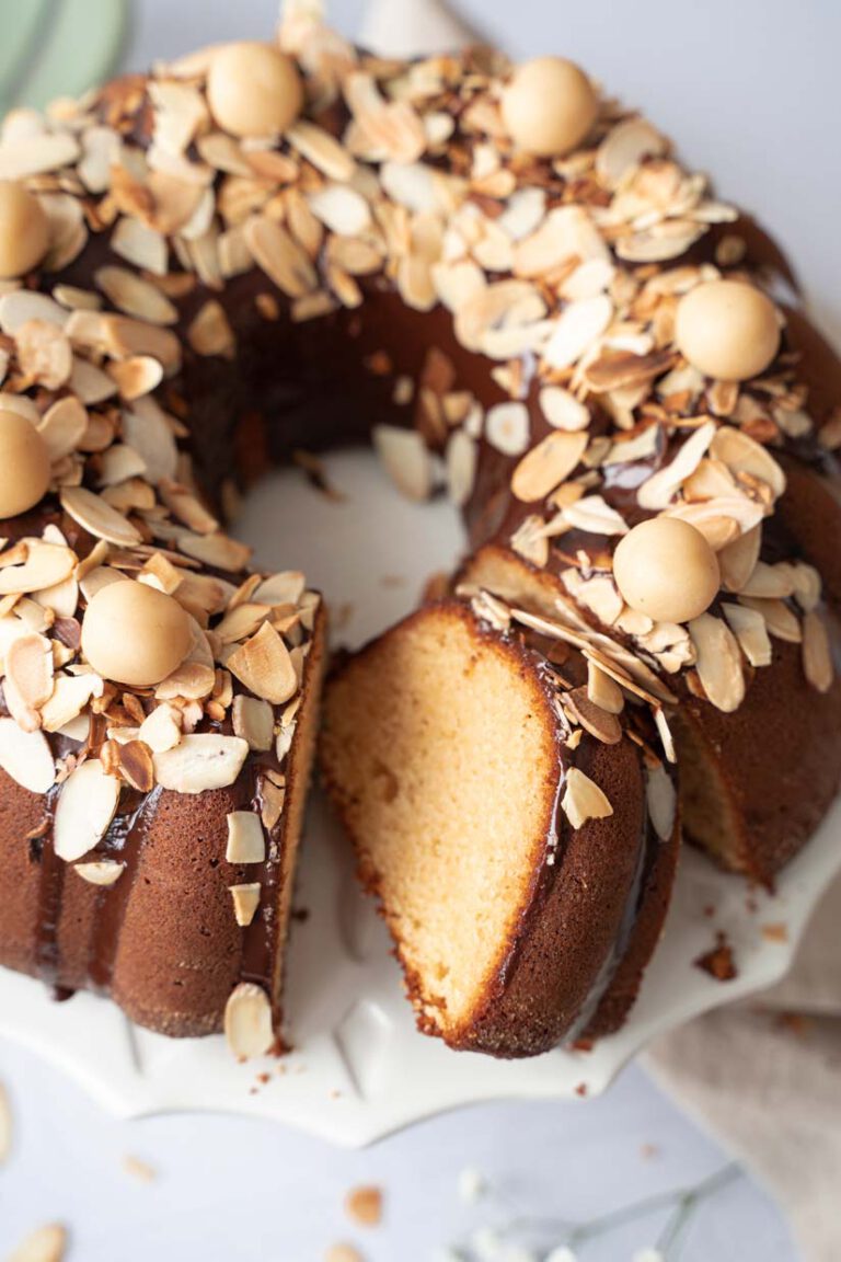 Marzipan Gugelhupf mit Mandeln und dunkler Schokolade - Ina Isst