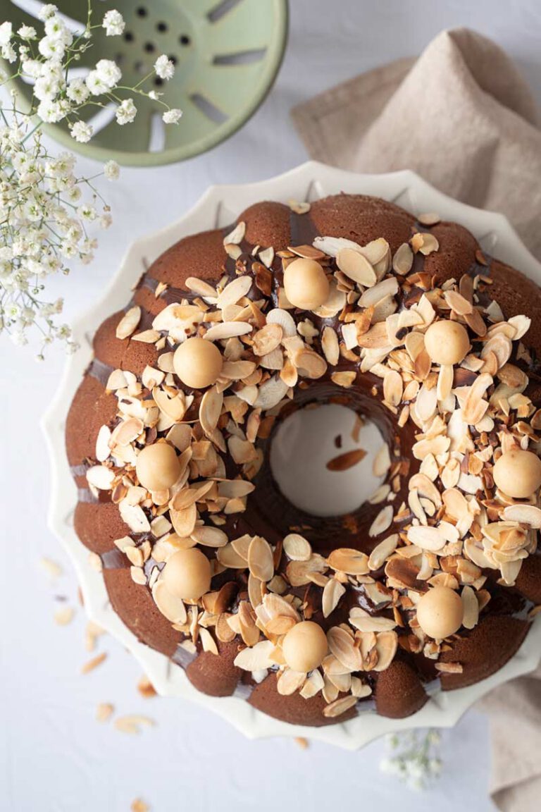 Marzipan Gugelhupf mit Mandeln und dunkler Schokolade - Ina Isst