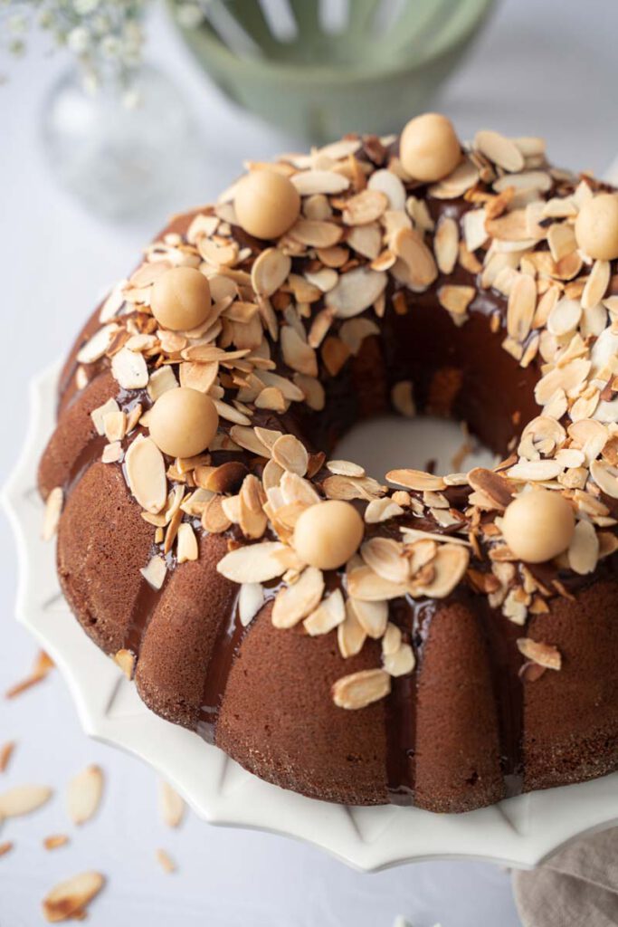 Marzipan Gugelhupf mit Mandeln und dunkler Schokolade - Ina Isst