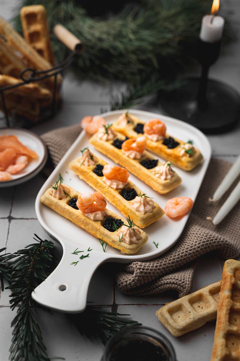 Waffeln mit Kaviar und Lachs als weihnachtliche Vorspeise, #waffelsticks, Waffelsticks, Weihnachtliche Waffeln