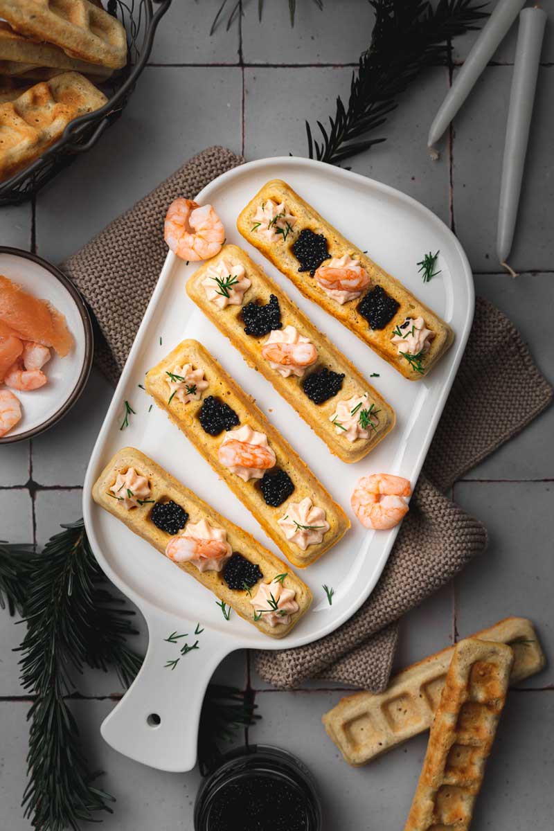 Waffeln mit Kaviar und Lachs als weihnachtliche Vorspeise, #waffelsticks, Waffelsticks, Weihnachtliche Waffeln