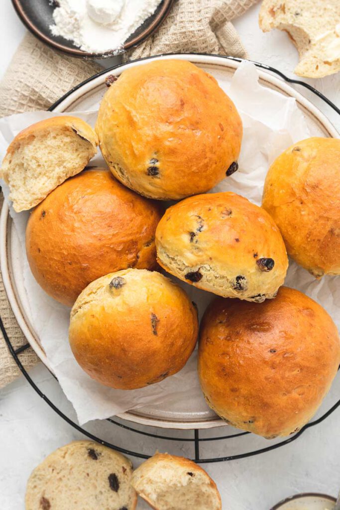 Weiche Rosinenbrötchen ohne Zucker - Ina Isst
