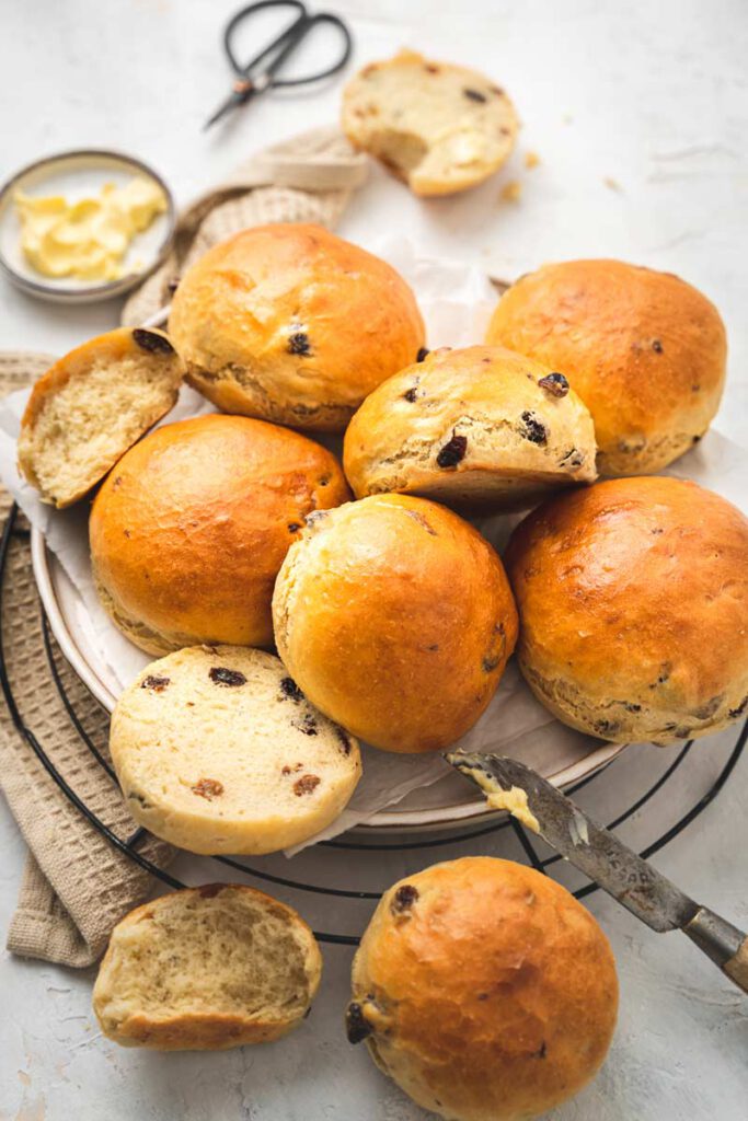 Weiche Rosinenbrötchen ohne Zucker - Ina Isst