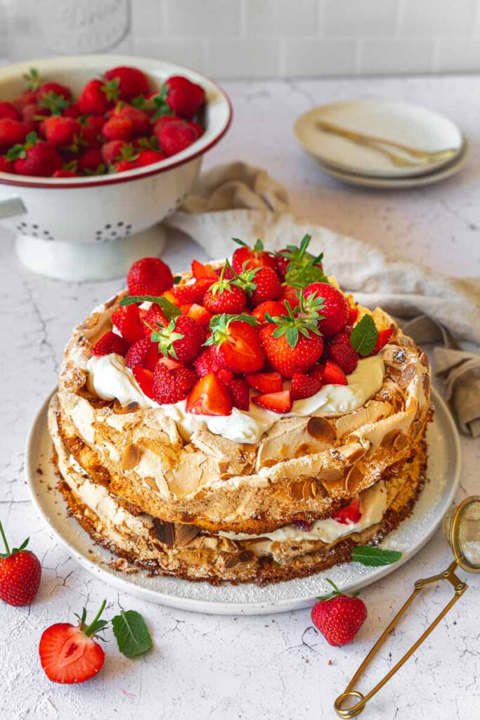 Baisertorte mit Erdbeeren und Sauerrahm - Ina Isst