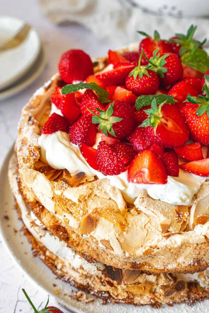 Baisertorte mit Erdbeeren und Sauerrahm - Ina Isst