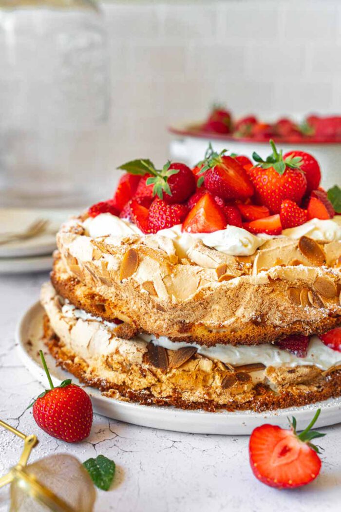 Baisertorte mit Erdbeeren und Sauerrahm - Ina Isst