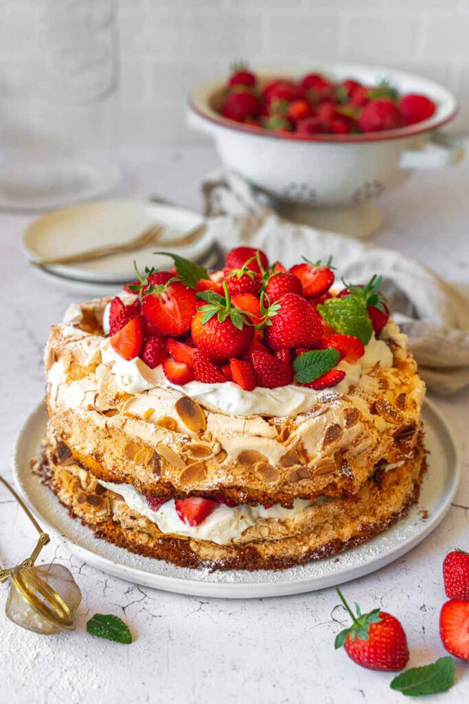 Baisertorte mit Erdbeeren und Sauerrahm - Ina Isst