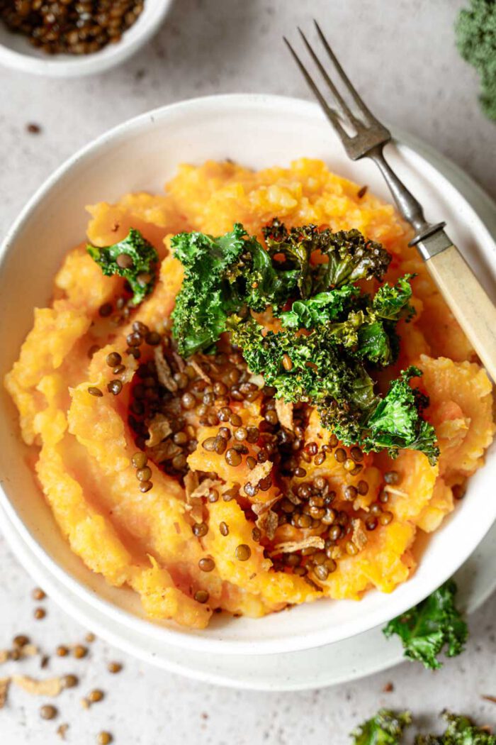 Holsteiner Rübenmus mit knusprigem Linsen-Grünkohltopping - Ina Isst